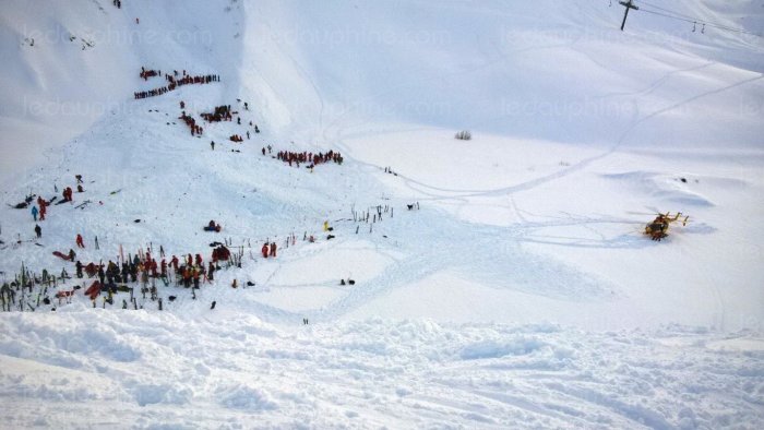 les-secours-sur-les-lieux-de-l-avalanche-vers-17-h-30-photo-sebastien-izzilo-le-dauphine-libere-1452706156