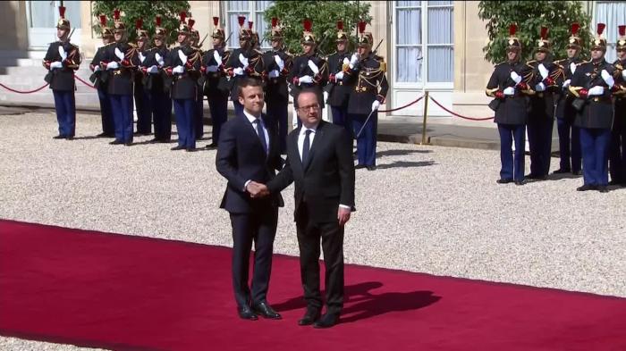 la-poignee-de-main-entre-macron-et-hollande-qui-quitte-l-elysee-20170514-1120-365eee-0@1x